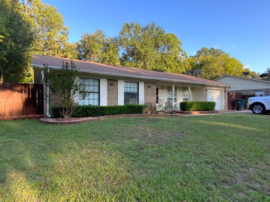 Primary Photo - 4702 Jade St