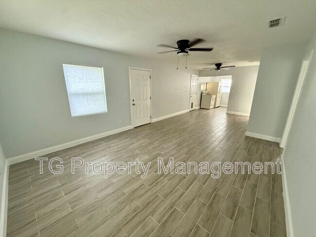 Building Photo - 4721 E Castlewood Dr