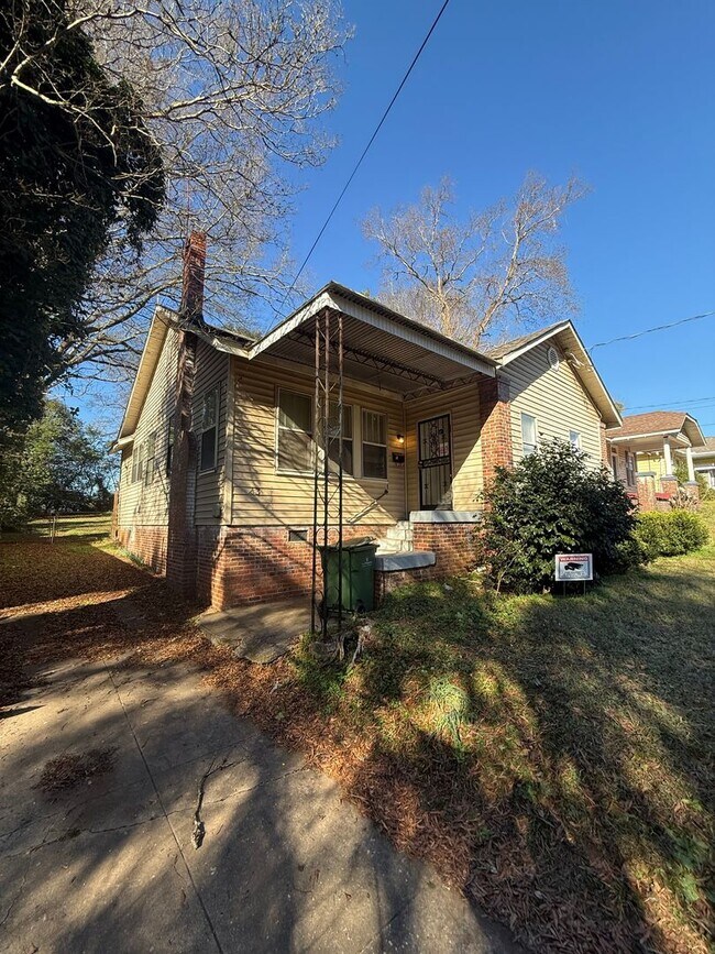 Foto del edificio - ** 2 Bed 2 bath located close to downtown ** Call 334-366-9198 to schedule a self tour