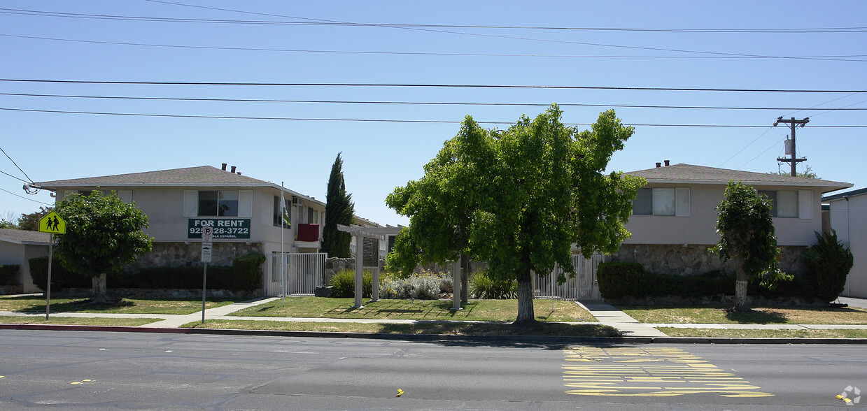 Primary Photo - Stoneridge Apartments