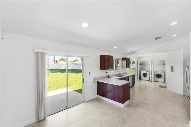 Building Photo - 2175 SE Heathwood Cir