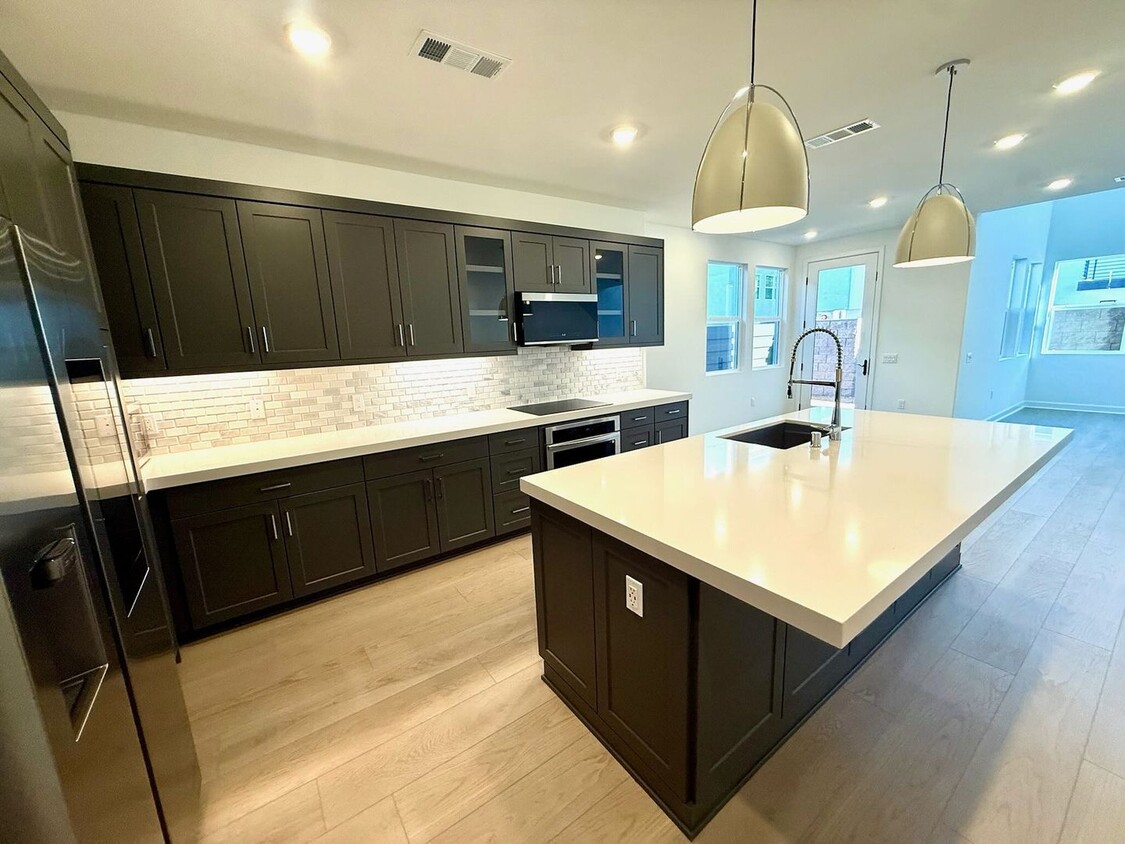 Foto principal - LIVE IN A NEW HOME!