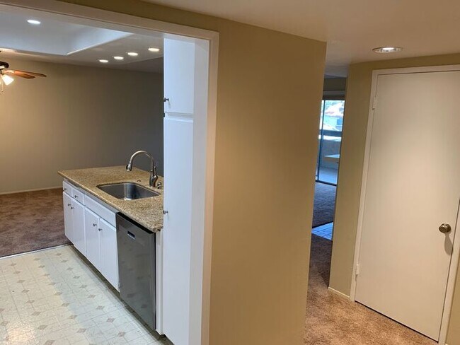 Foto del edificio - GREAT & SPACIOUS 2BD 2BA FOR LEASE!