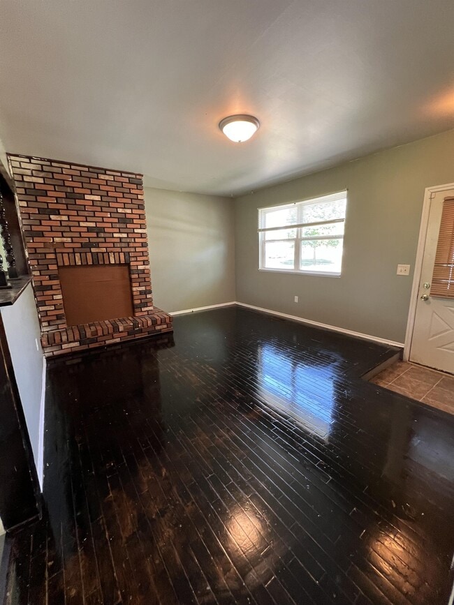 Photo - 1413 Mark Twain Dr House