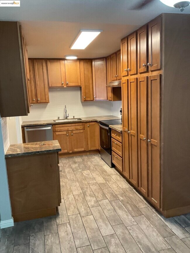 Building Photo - 223 E Trident Dr
