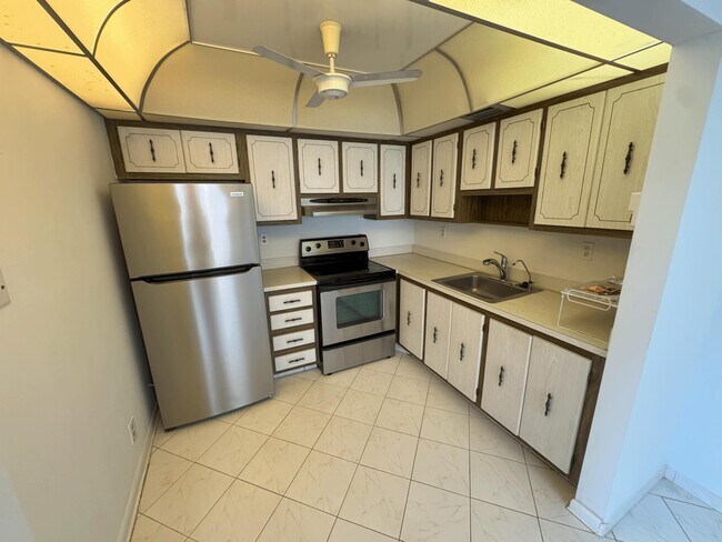 Building Photo - 490 Flanders Dr