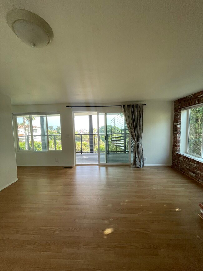 Building Photo - 232 Avenida La Cuesta