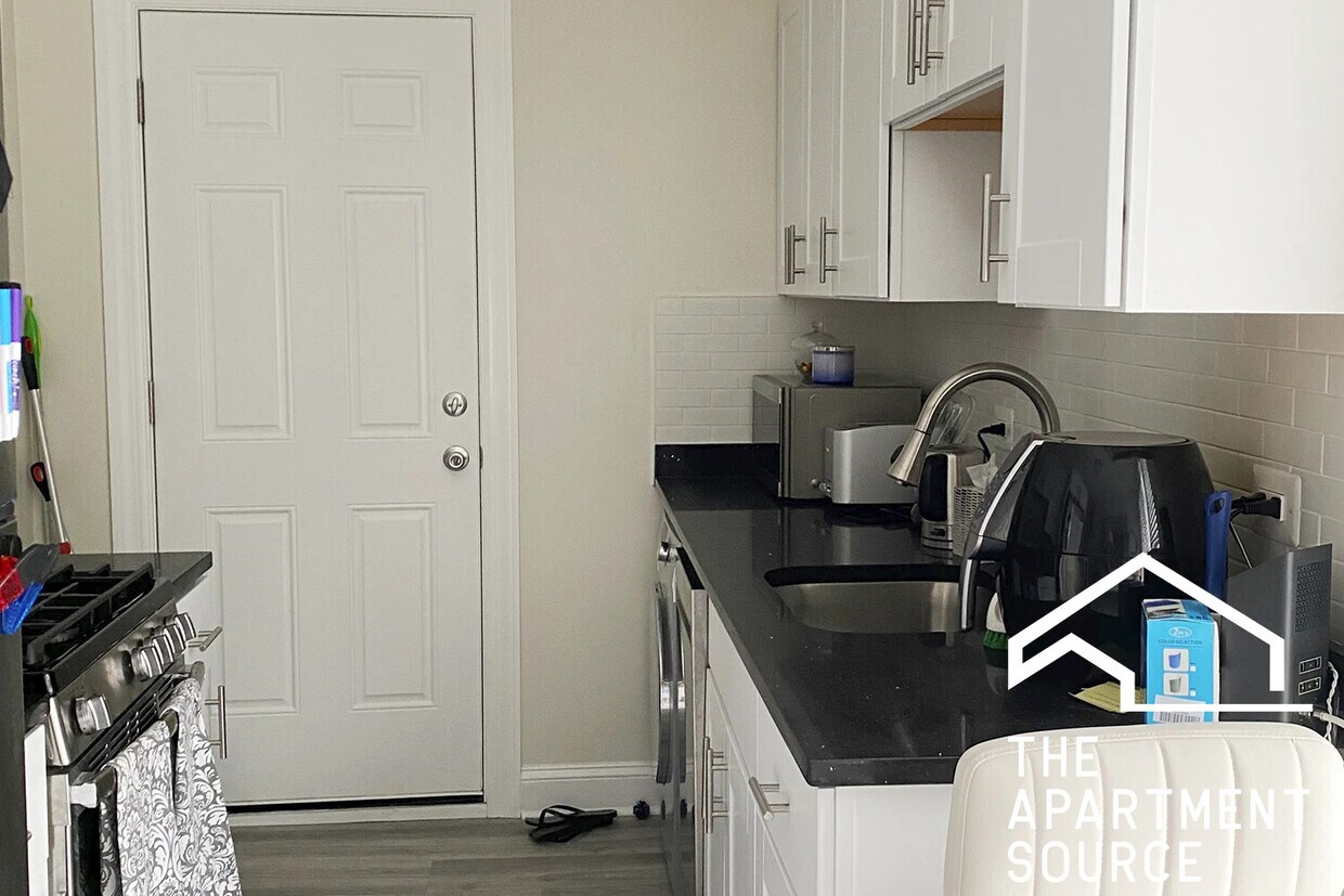 Foto principal - 3819 1/2 N Greenview Ave