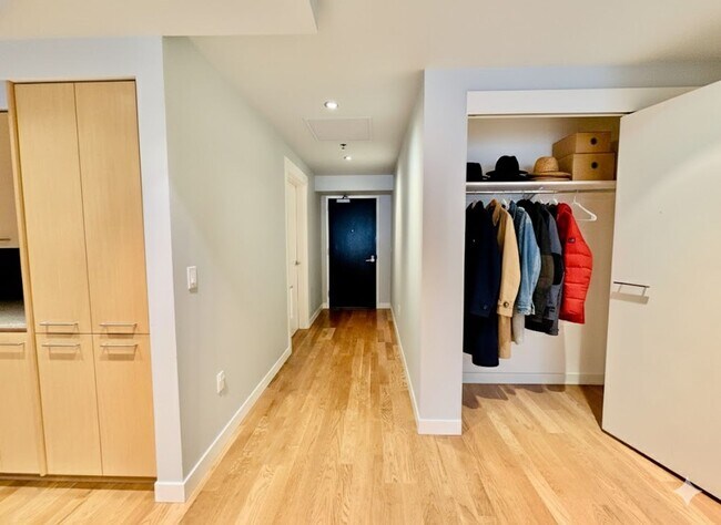 Foto del edificio - Exquisite Condominium at the Renowned Waterfront Pearl with Views of the River, Work Out Facility...