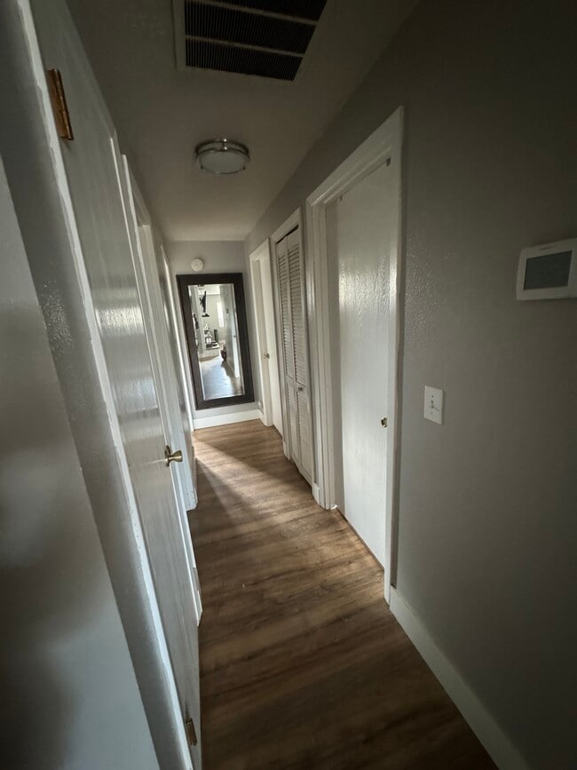 Building Photo - 1405 E Bergeson St