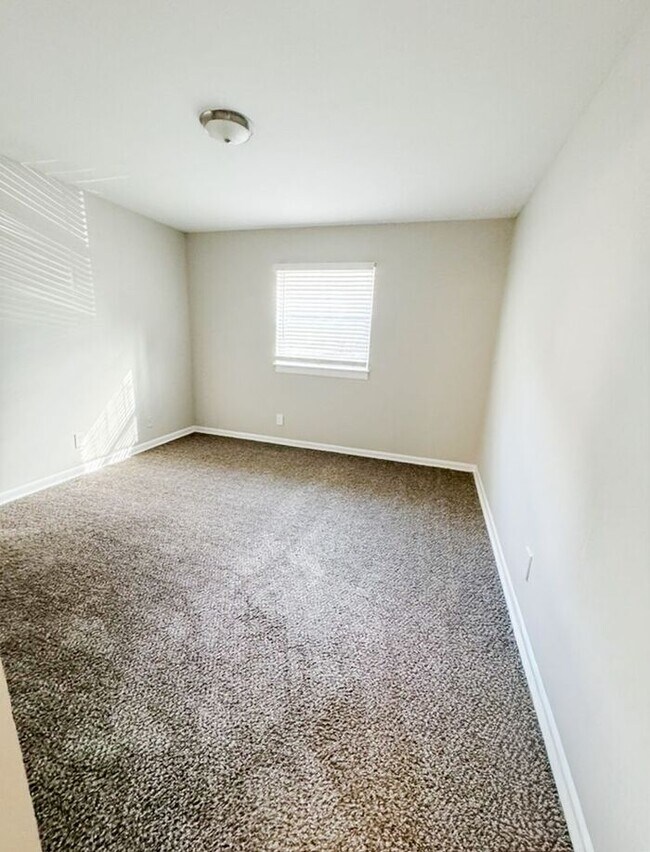 Foto del edificio - SPRING MOVE-IN SPECIAL - Reduced Rates on ALL Floorplans + Apply & Receive Approval by 02/28/26 e...