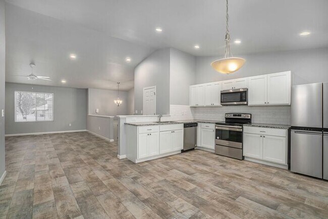 Building Photo - 5685 Claremount St