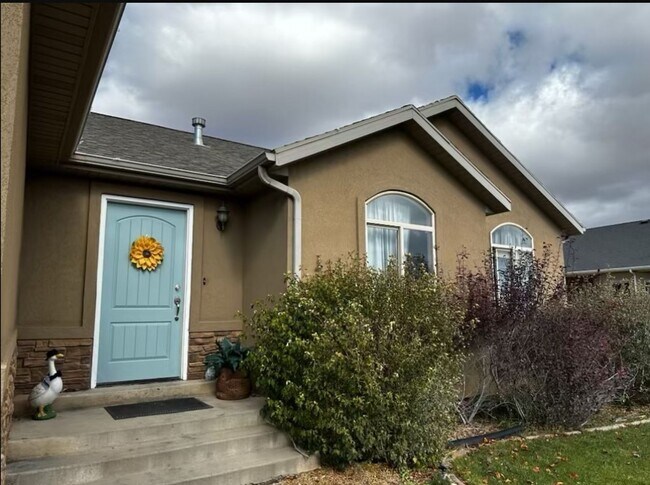 Building Photo - Beautiful Home!!