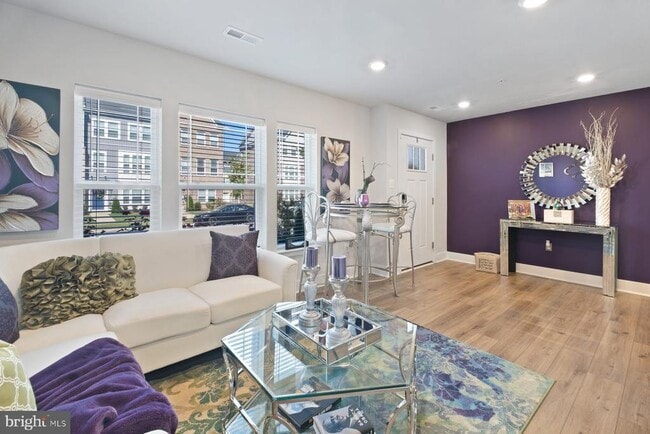 Building Photo - 6960 Farragut Dr