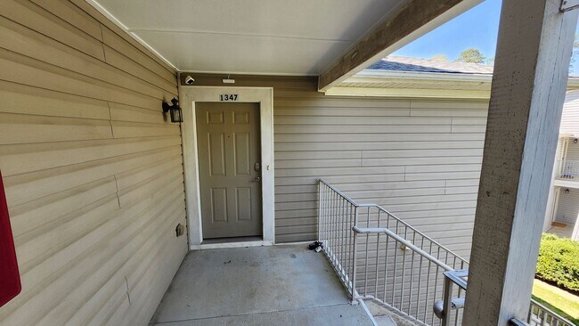 Foto del edificio - Top-Floor 2-Bed, 2-Bath Condo with Fireplace & Deck in Desirable Brookhaven Location!!