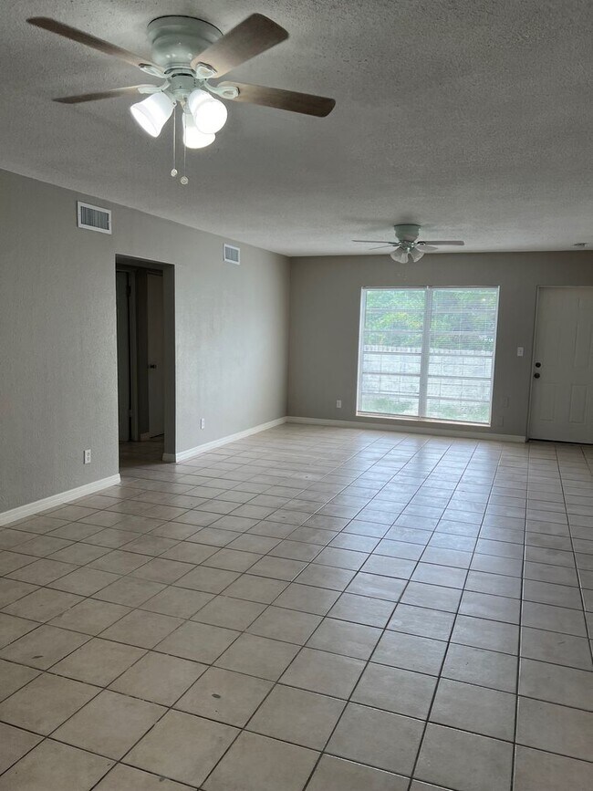 Building Photo - 2 bed room one bath duplex