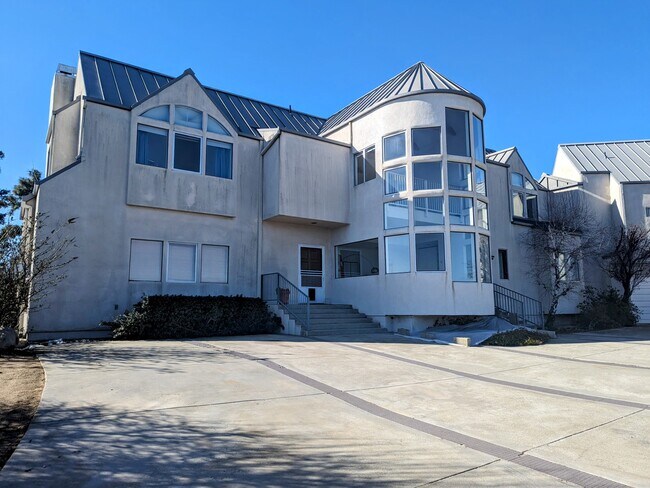 Building Photo - 23224 Saddle Peak Rd