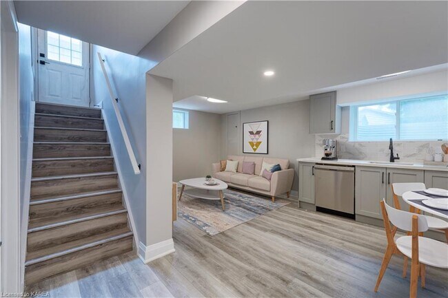 Photo du bâtiment - 2 Bed / 1 Bath in Kingston – All Utilities & Parking Included - $2,049/month