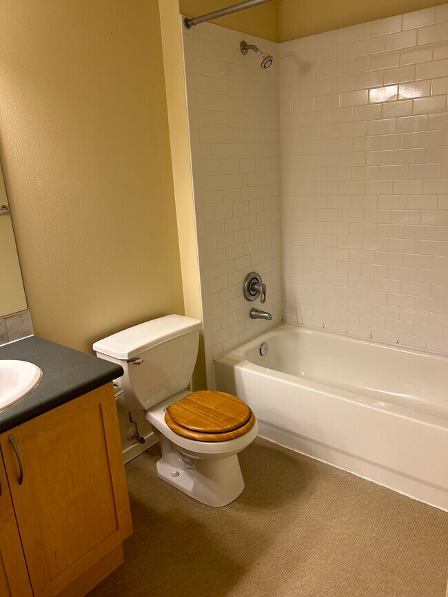 Foto del edificio - 118 107th Ave NE Unit B210