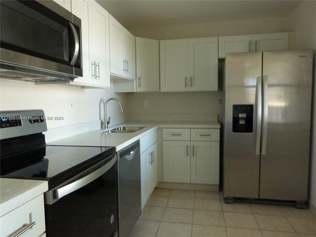Foto del edificio - 6751 N University Dr