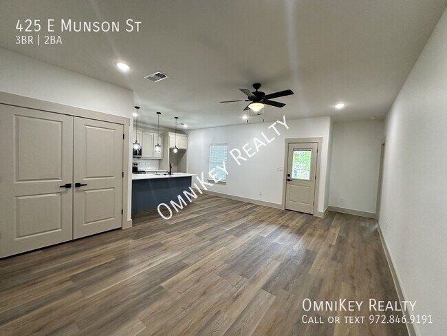 Building Photo - 425 Munson St