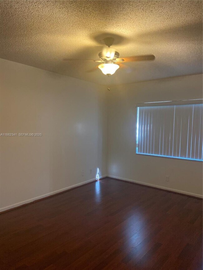 Foto del edificio - 1301 NE 7th St