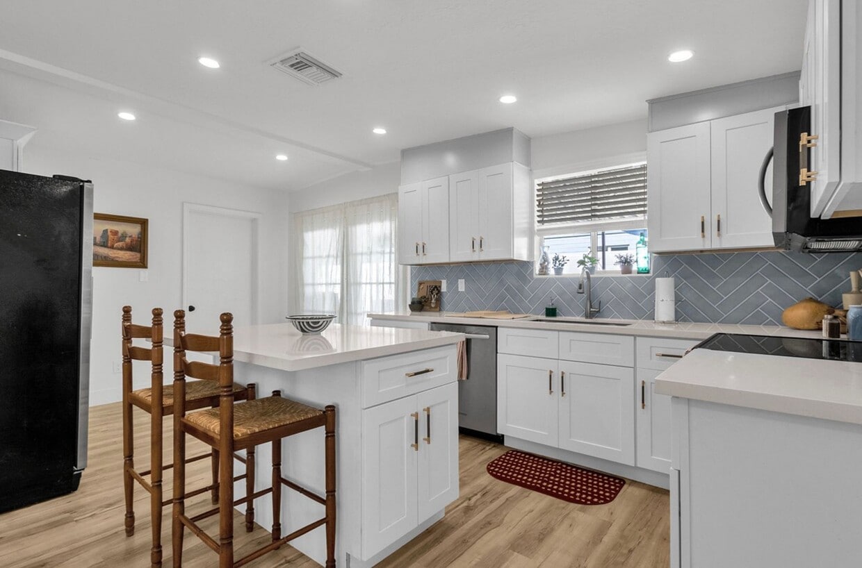 Primary Photo - Fully Furnished 4 Bedroom Single Level Hom...