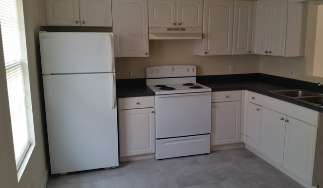 Kitchen - Pine Creek Apartments