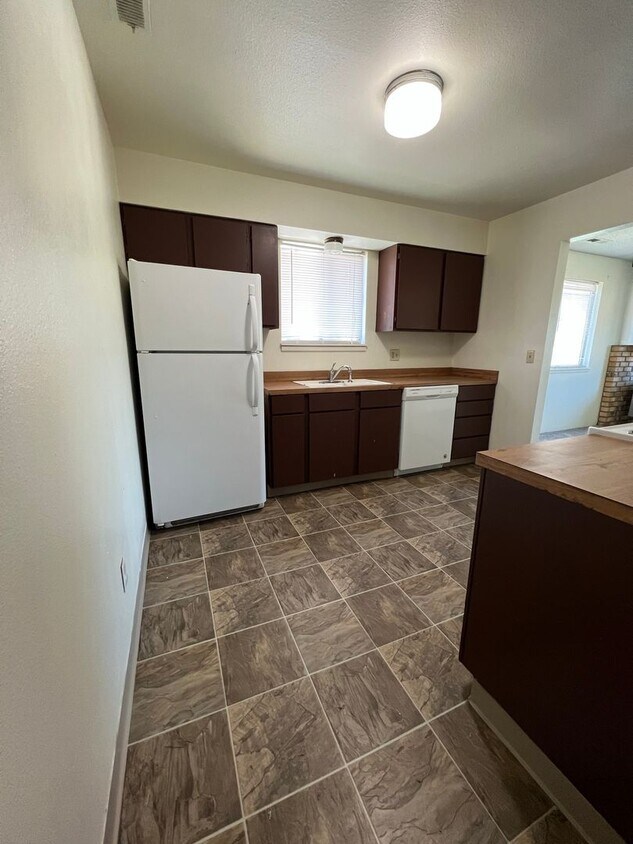 Foto del edificio - 2 Bedroom, 1 Bathroom Duplex - Upstairs Unit