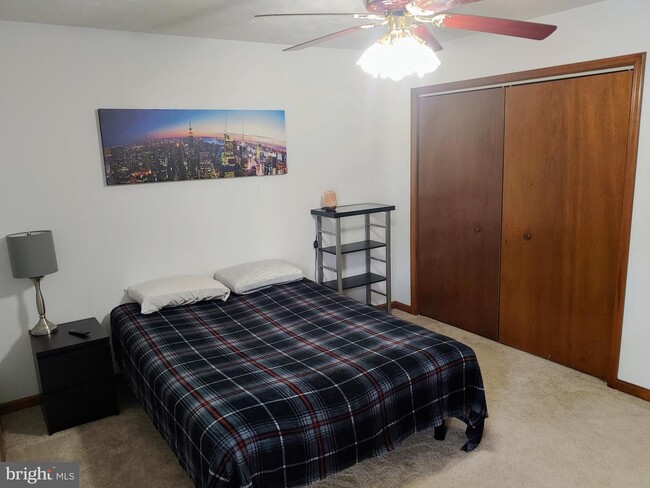 Foto del edificio - 23239 Rosewood Ct