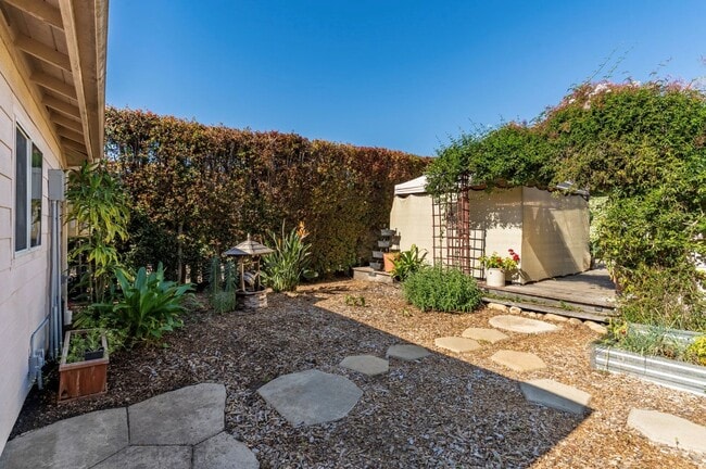 Building Photo - 4593 Hollister Ave