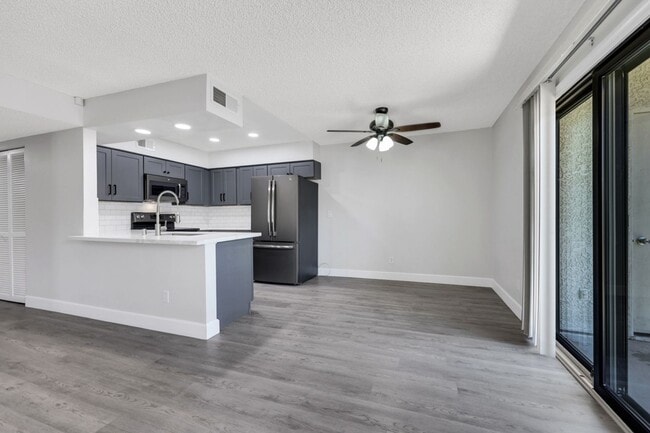 Building Photo - Gorgeous Remolded 2 bedroom condo