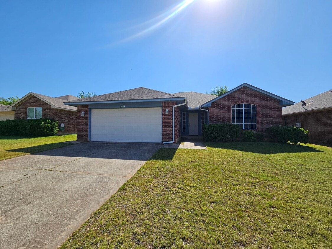Primary Photo - (3) Bed/(2) Bath In NE Norman Avail NOW!