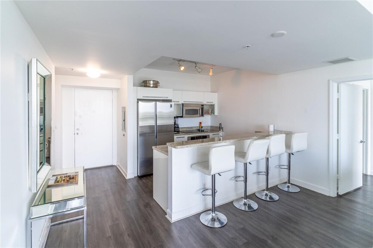 Foto principal - 601 NE 36th St