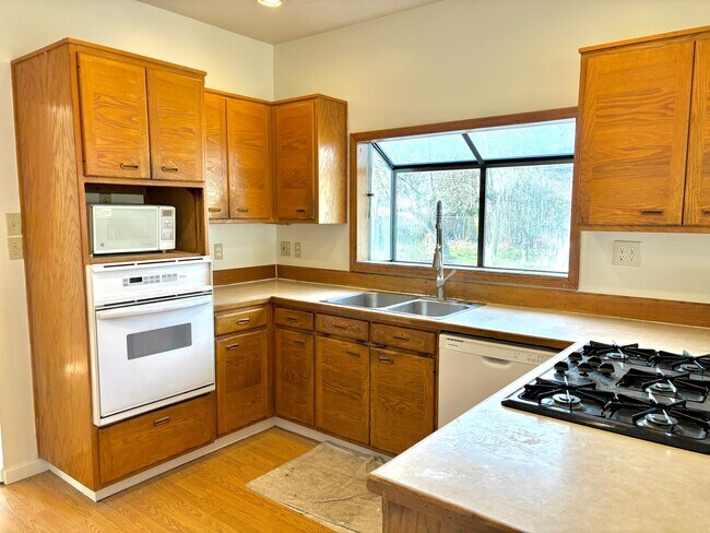 Foto del edificio - Charming Home in the Conveniently Located Southgate Neighborhood, Character-Rich Trims and Fully ...