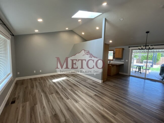 Building Photo - 536 Creswood Dr