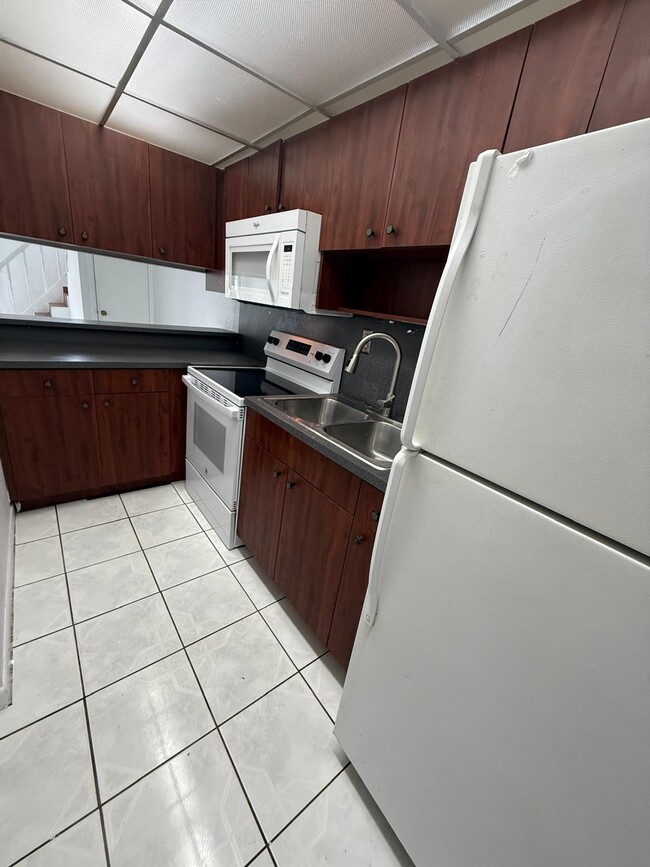 Building Photo - 1305 W 46th St