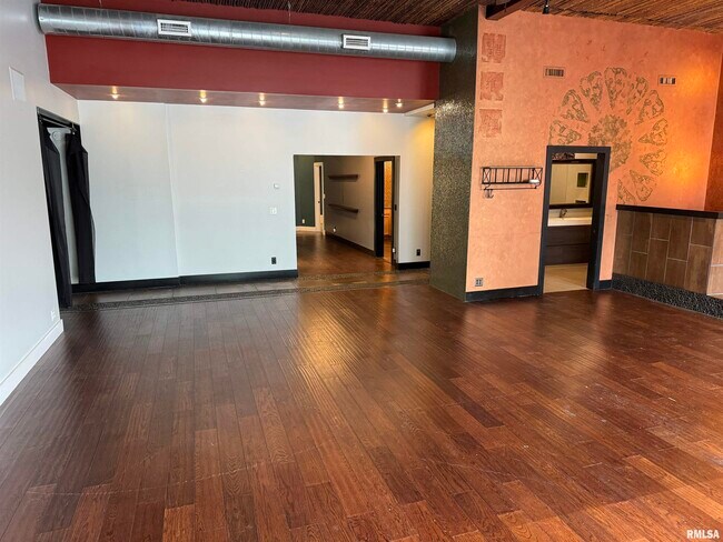 Building Photo - 330 S Main St