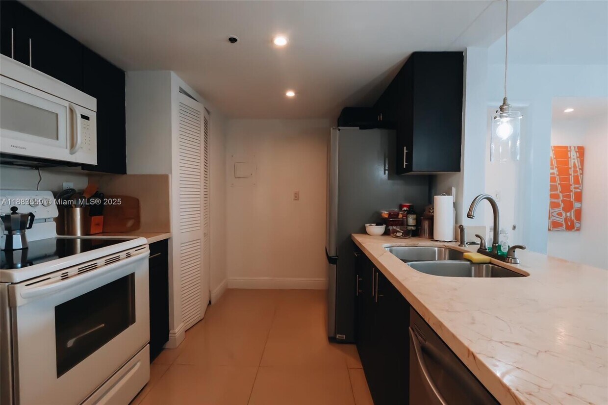 Foto principal - 1717 N Bayshore Dr