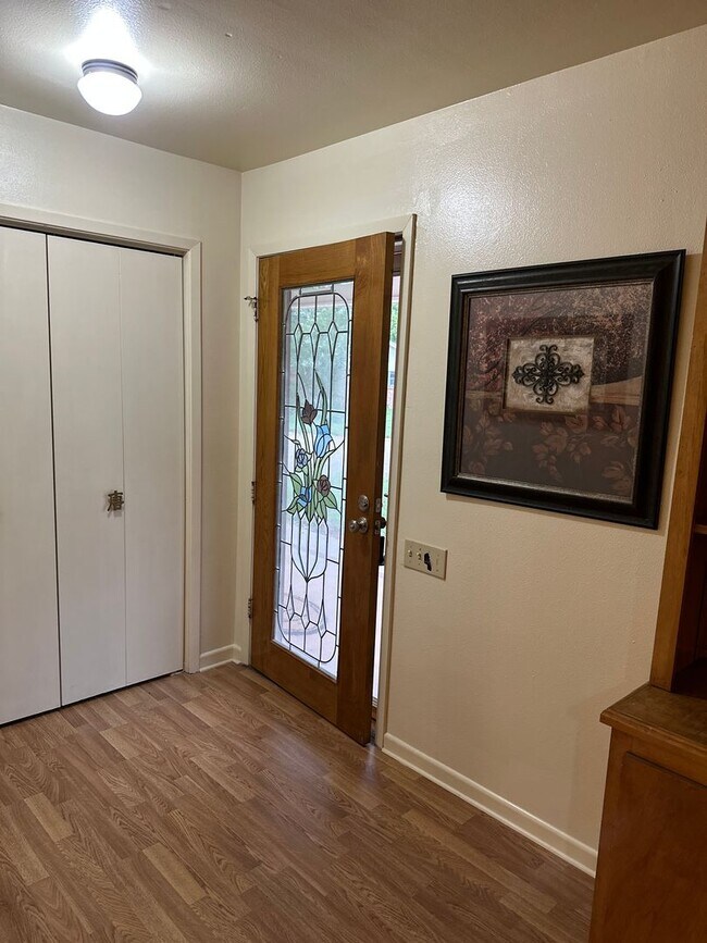 Foto del edificio - ONE BEDROOM, one bath, FULLY FURNISHED; AL...