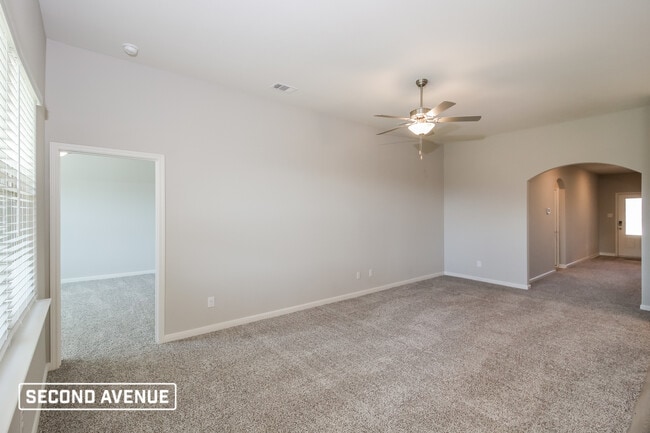 Building Photo - 2105 Meadow Dr