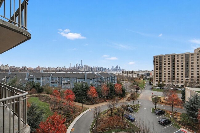 Foto del edificio - 8100 River Rd