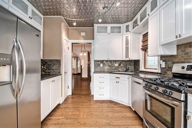 Building Photo - Morton Meadows Beauty!