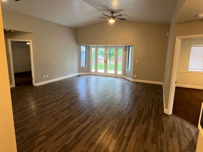 Building Photo - 3 bedroom, 2 bathroom, 1447 Sq Ft