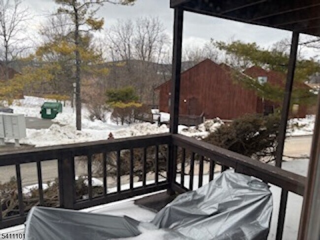 Foto del edificio - 12 Stonehill Dr