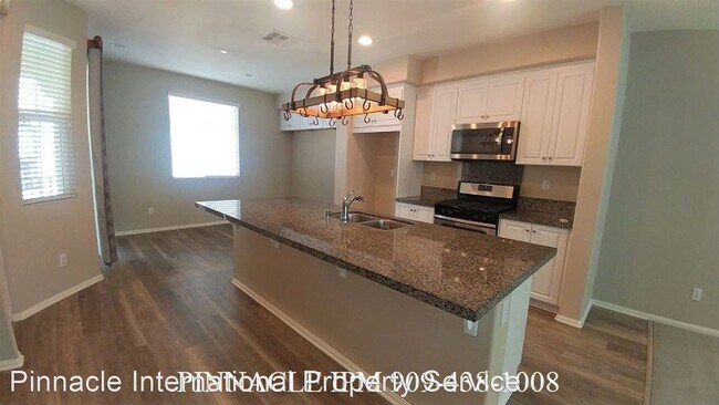 Building Photo - 3 br, 2.5 bath House - 141 Macintosh Way