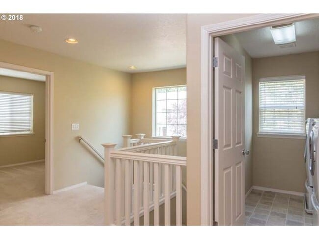 Building Photo - Lovely Corner Lot 4 BD* 2.5 BA* Single Fam...