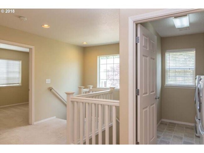 Foto del edificio - Lovely Corner Lot 4 BD* 2.5 BA* Single Fam...