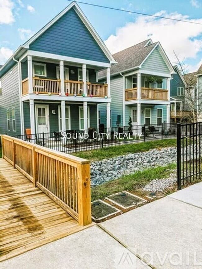 Building Photo - 806 Briar Cir
