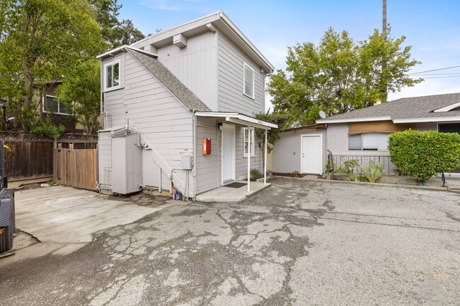 Building Photo - 348A Tyrella Ave